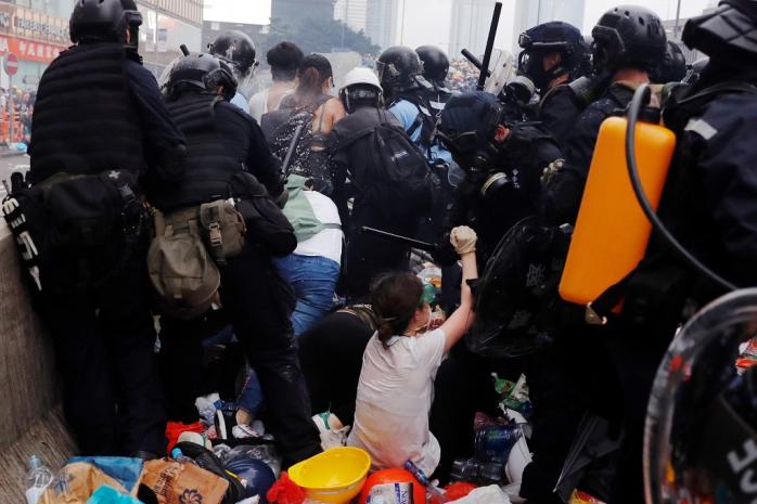 Протесты в Гонконге: 19 человек получили ранения. Фото: belsat.eu