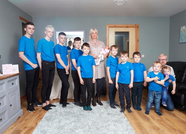 В Британии мать десяти мальчиков впервые родила девочку, фото — Mirror