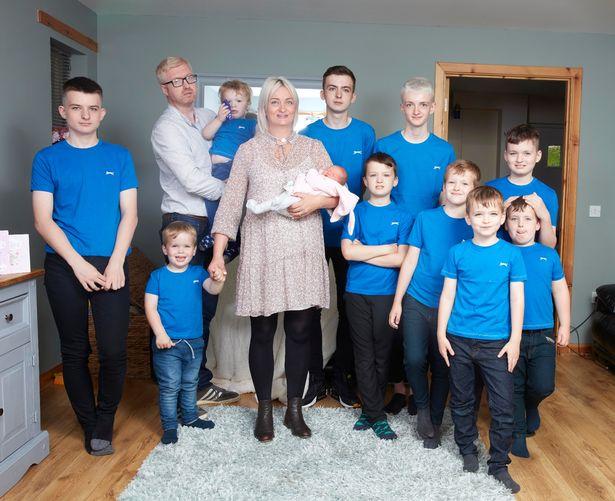 В Британии мать десяти мальчиков впервые родила девочку, фото — Mirror