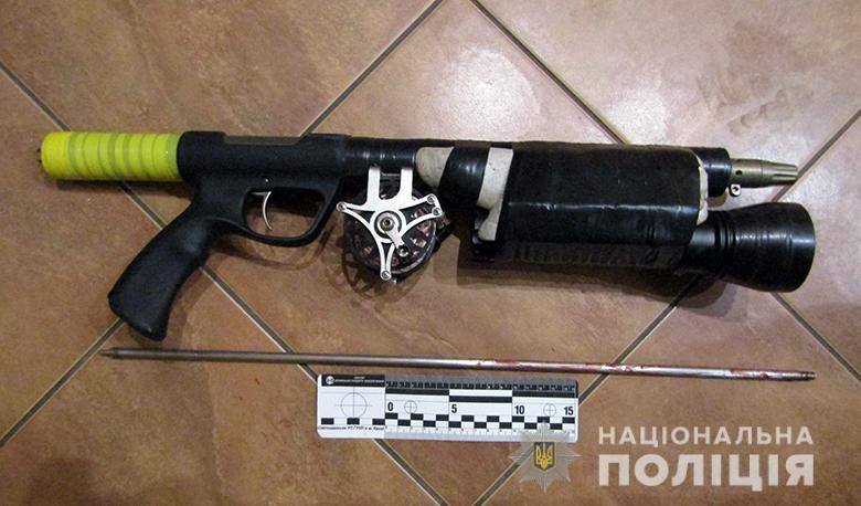 Сімейна сварка у Києві завершилася пострілом із гарпуна, фото — Нацполіція