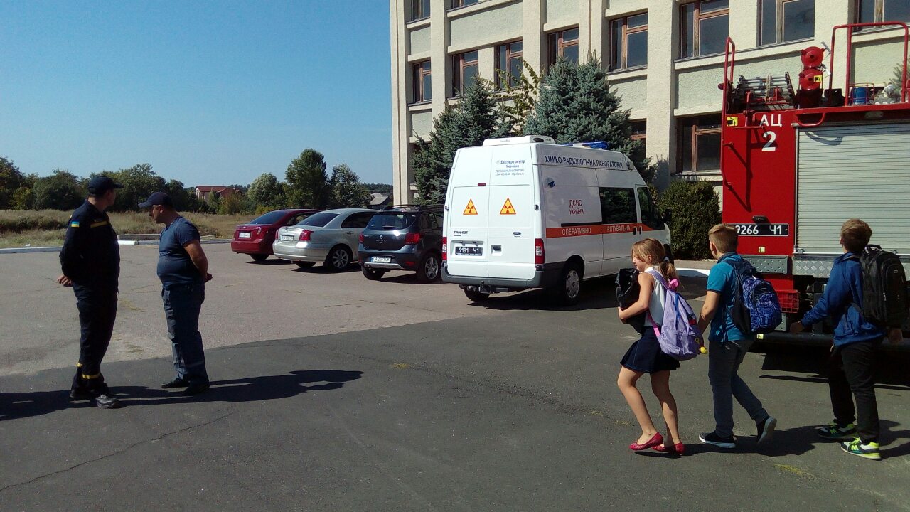 На Черкащині в школі розпилили газ: евакуйовано 250 дітей, 20 із них госпіталізовано. Фото: ДСНС