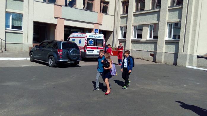 На Черкащині в школі розпорошили газ: евакуйовано 250 дітей, 20 із них госпіталізовано. Фото: ДСНС