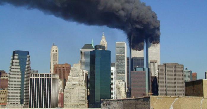 Захваченные террористами самолеты поразили башни Всемирного торгового центра, фото: «Википедия»