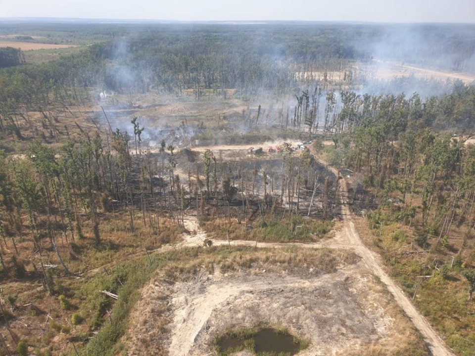 Наслідки пожежі поблизу військових складів. Фото ГШ ЗСУ у Facebook