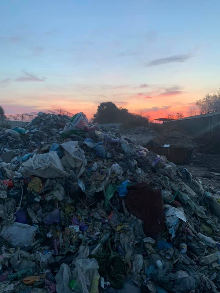 Травят Киев и пристоличные села: нелегальную плавильню шин и мусора выявили на Бориспольщине. Скриншот из Facebook