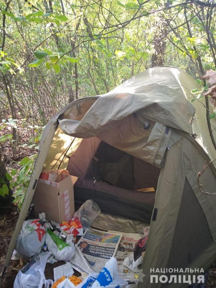Палатка, в которой проживал боевик, фото: Национальная полиция
