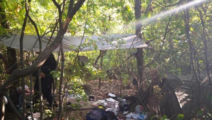 Палатка, в которой проживал боевик, фото: Национальная полиция