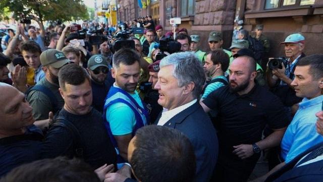 Порошенко з'явився на допит в ДБР. Фото: Факти