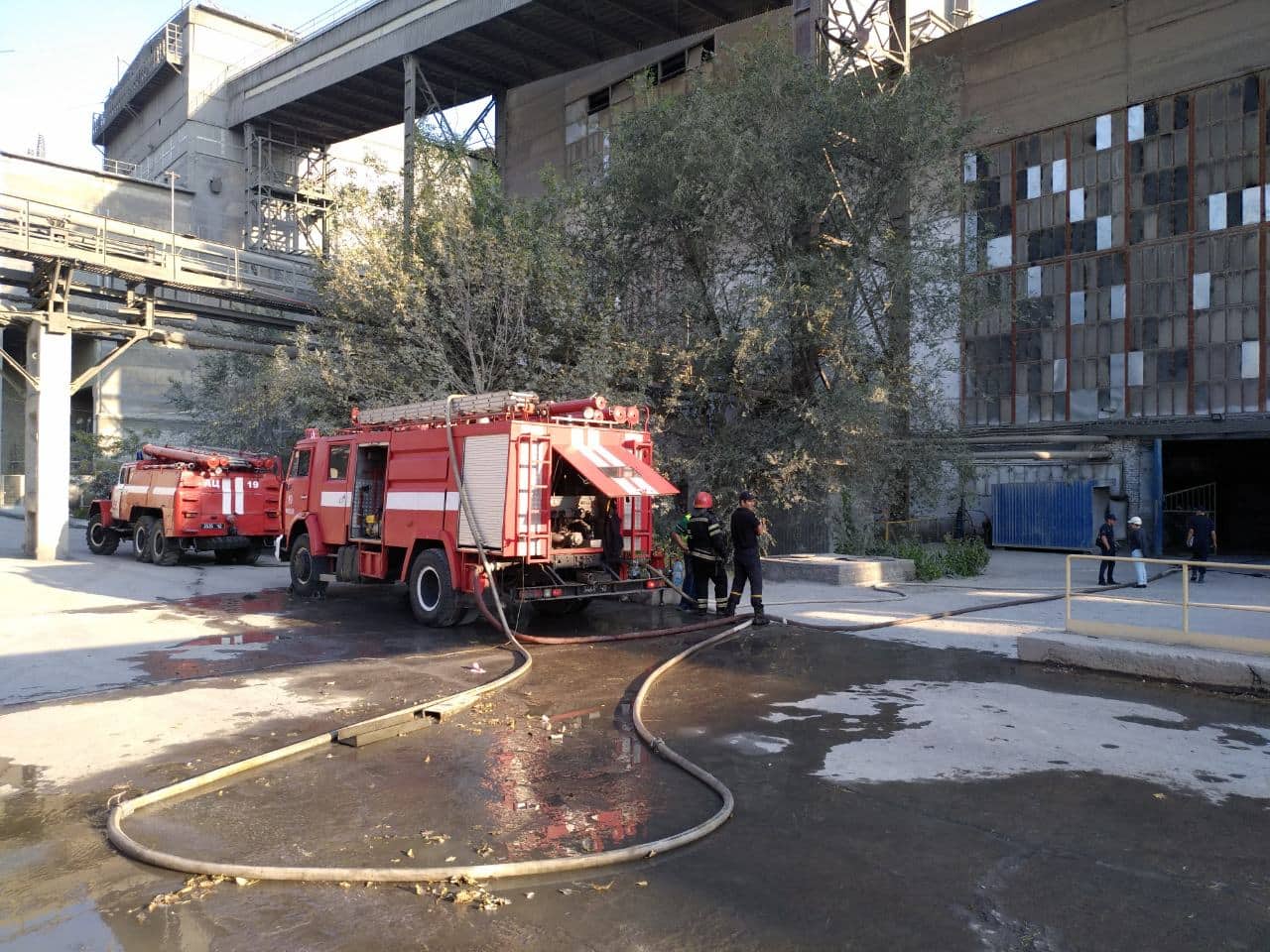 Цементный завод загорелся в Николаевской области. Фото: ДСНС