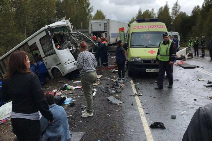В России автобус столкнулся с грузовиком: погибли 7 человек, есть раненые. Фото: tv360ru