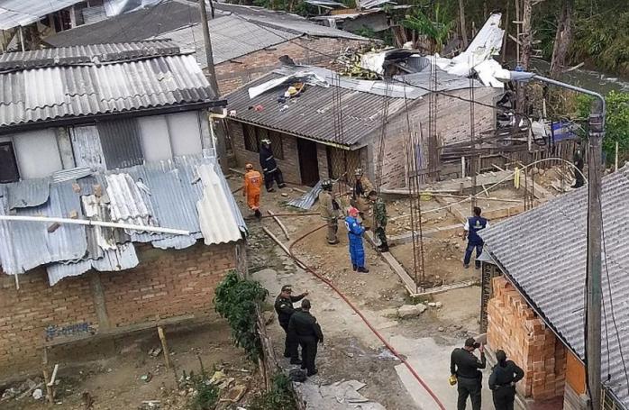 В Колумбии самолет упал на жилые дома, семь человек погибли. Фото: ГЛАС
