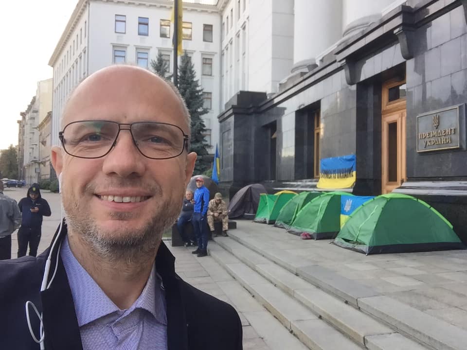 Под Офисом президента в Киеве установили пять палаток. Фото: Facebook
