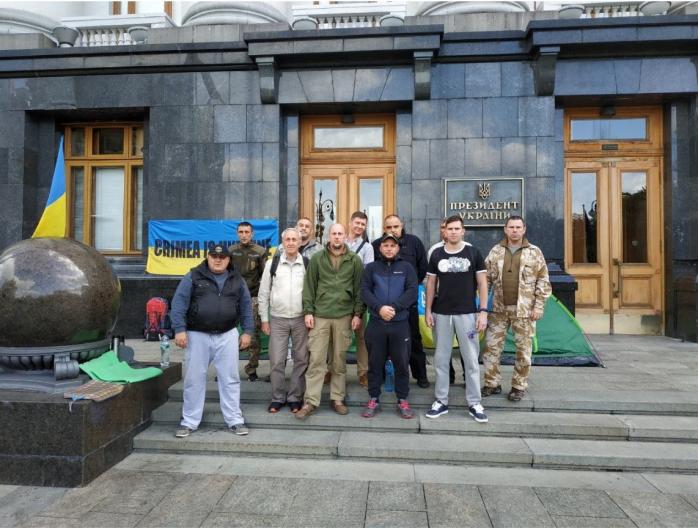 Под Офисом президента в Киеве установили пять палаток. Фото: InfoResist
