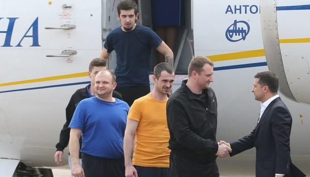 Обмен пленными: освобожденным украинцам выдали новые паспорта. Фото: Укринформ