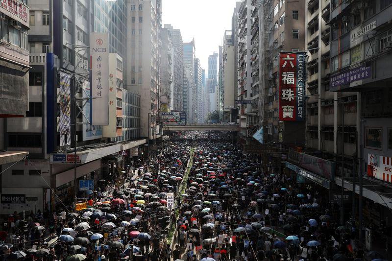 Протести у Гонконзі: демонстранти марширують дорогою Хеннессі в районі Козуей Бей. Фото: Кайл Лам / Bloomberg