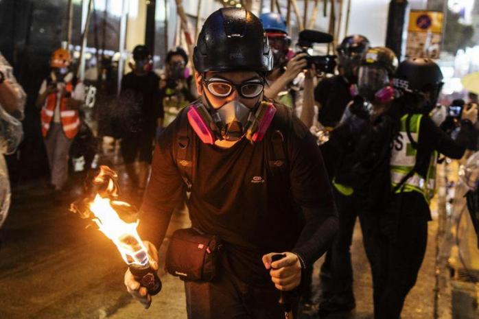 Протесты в Гонконге: снова задержаны около сотни человек, 18 из них ранены. Фото: Bloomberg