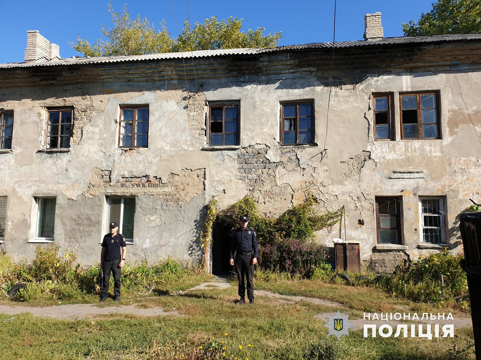 В Луганской области рухнула крыша многоквартирного дома, фото — Нацполиция