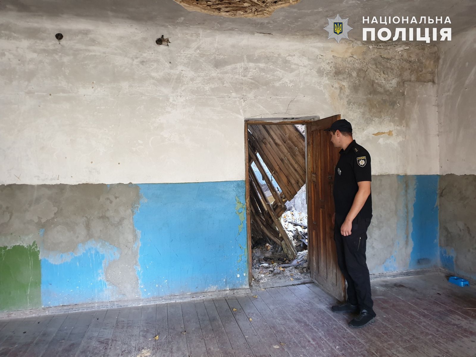 В Луганской области рухнула крыша многоквартирного дома, фото — Нацполиция