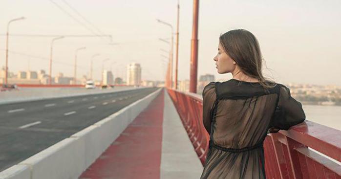 Модель позирует на фоне Нового моста в Днепре. Фото: Анна Минюкова в Instagram