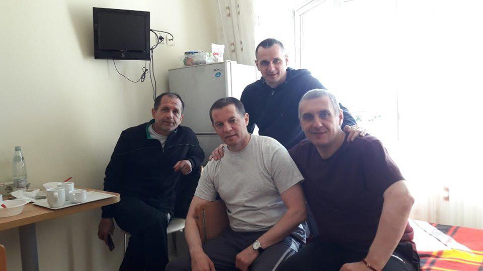 Сенцов відвідав у лікарні колишніх бранців Кремля. Фото: Facebook