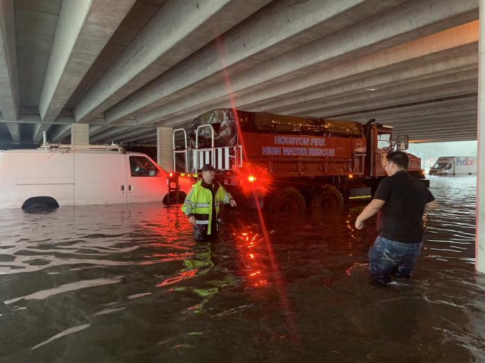 На США обрушился тропический шторм: двое погибших и более 1 тис. спасенных. Фото: twitter/HoustonFire 