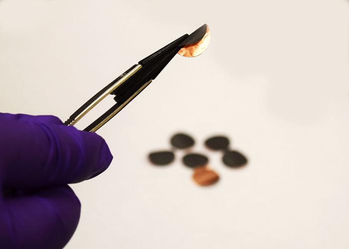Новый метод может позволить получить более качественные материалы для изготовления аккумуляторных электродов путем преобразования их в структуру с наноцепочаками, черный материал на этом медном электроде аккумулятора, фото: Кейла Уайлс