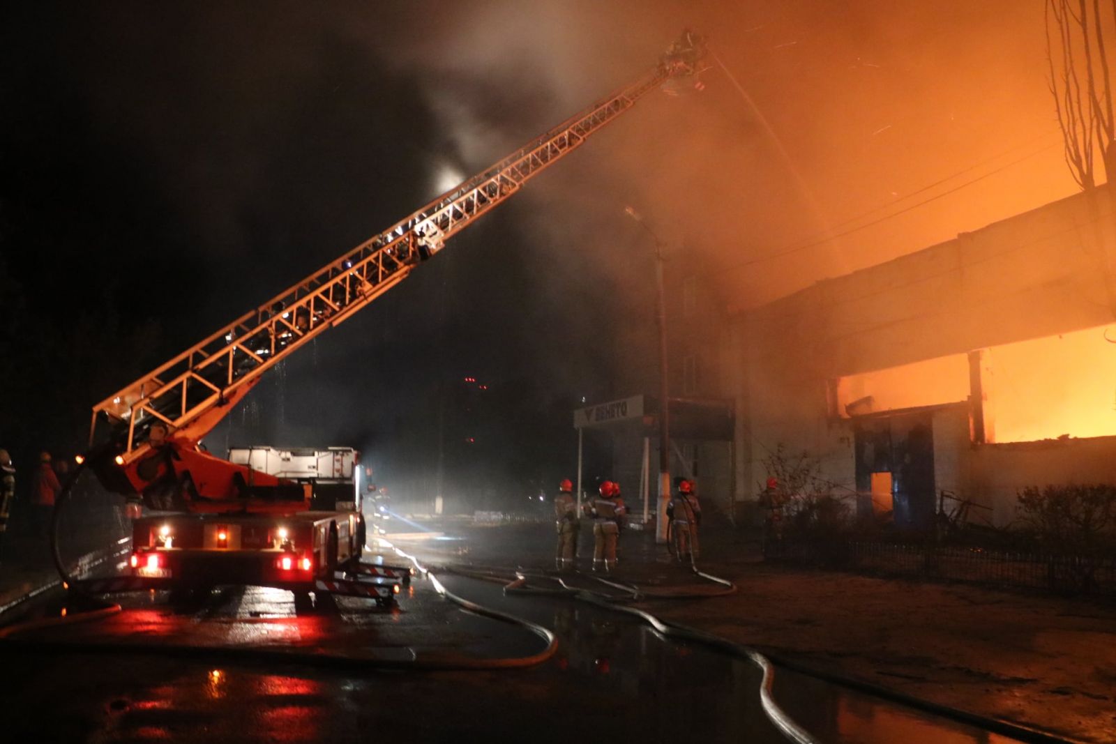 Пожар на складе произошел в Киеве. Фото: ГСЧС