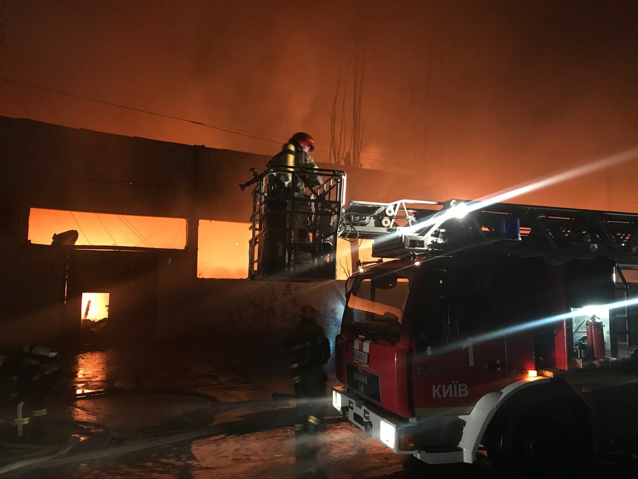 Пожар на складе произошел в Киеве. Фото: ГСЧС