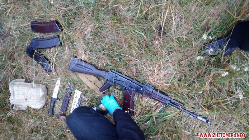 Поряд із тілом загиблого виявили зброю. Фото: zhitomir.info