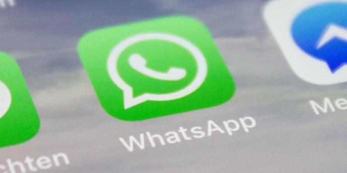 WhatsApp теперь может репостить статусы в Facebook Stories, фото: Christoph Scholz