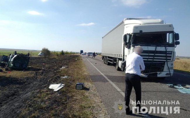 В Украине произошло очередное смертельное ДТП с автобусом и грузовиком. Фото: Нацполиция