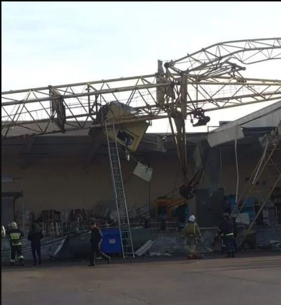 Во Львове на Сыхове супермаркет упал большой строительный кран, фото — zaxid.net
