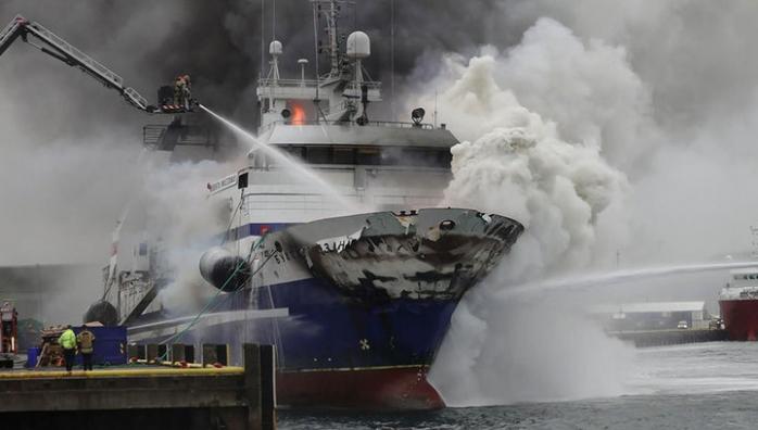 Біля берегів Норвегії загорілося і частково затонуло російське судно. Фото: Вести