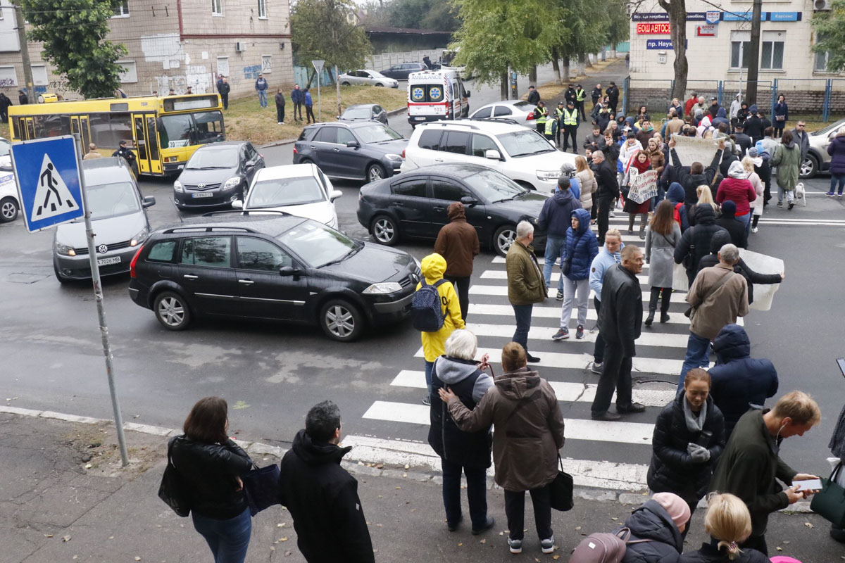 Коммунальный протест: митинг киевлян перекрыл проспект Науки, фото — Киев оперативный