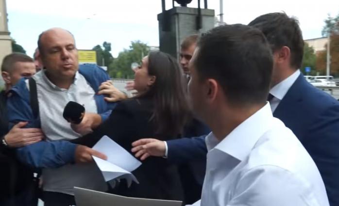 Скандал у Зеленського: речниця президента відштовхнула журналіста-розслідувача і пояснила це охороною приватного простору, скріншот відео