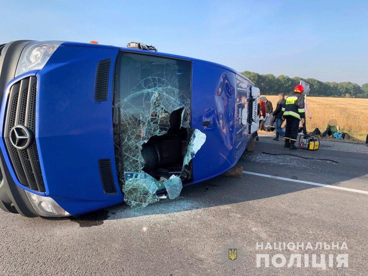 В Черкасской области столкнулись маршрутка и грузовик, более 10 человек пострадали. Фото: Нацполиция