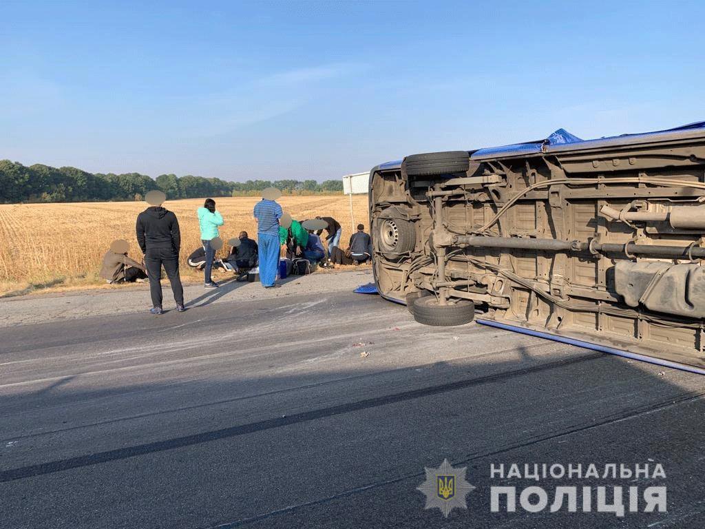 У Черкаській області зіткнулися маршрутка і вантажівка, більше 10 осіб постраждали. Фото: Нацполіція