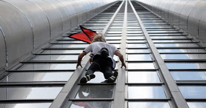«Человек-паук» вскарабкался на небоскреб. Фото: France 24