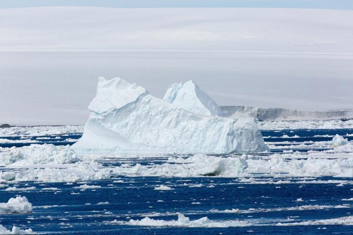 От Антарктиды откололся айсберг весом 315 ​млрд ​тонн и размером в два Киева. Фото: Факти 