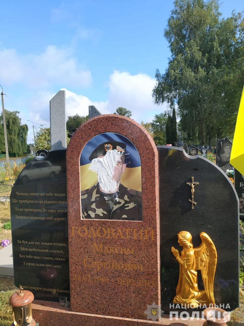 Під Черніговом затримали неадеквата, який осквернив могили бійців АТО. Фото: Нацполіція