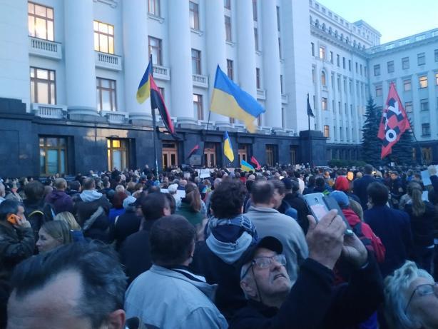 Акции в Киеве: у Офиса Зеленского протестуют против присоединения к формуле Штайнмайера, фото - Зеркало недели