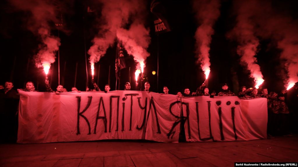 Ночью в Киеве собралось два митинга против "формулы Штанмайера". Фото:Радио Свобода