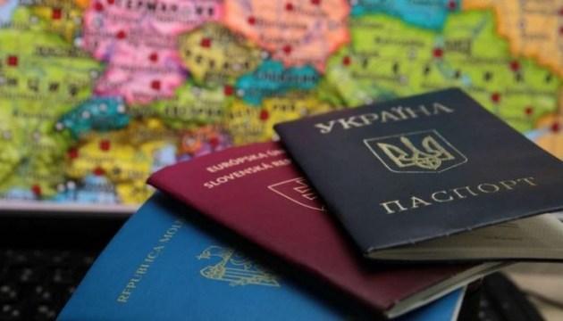 Генпрокуратуру заинтересовала выдача российских, польских, венгерских и румынских паспортов украинцам. Фото: Цензор.НЕТ