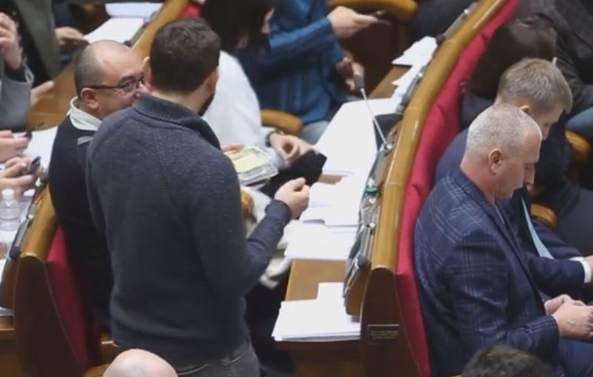 Курьезы в Раде: нардеп Дубинский пообедал в сессионном зале Рады, а Кива прятал телефон от журналистов, скриншот видео