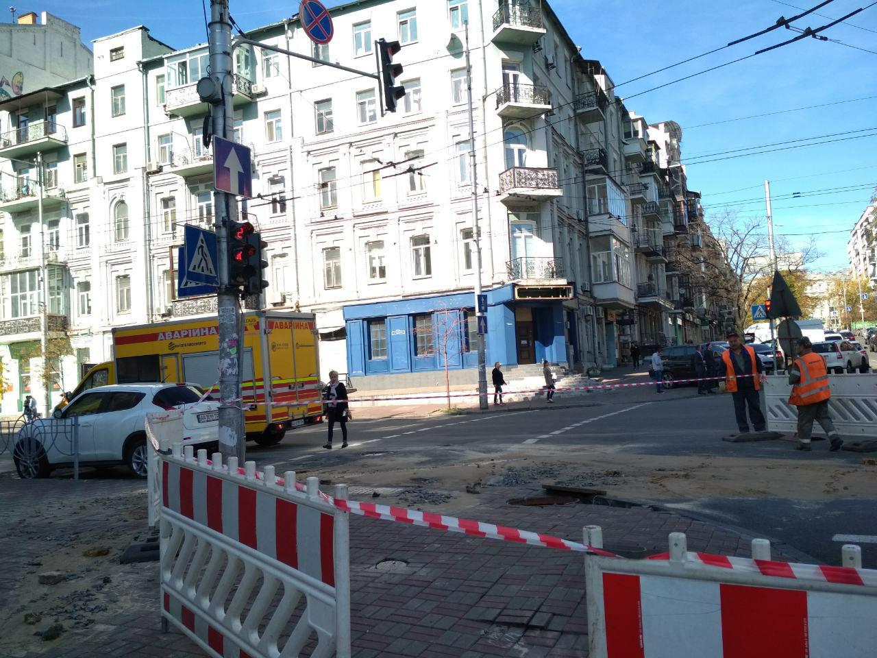 Центр Києва заливало окропом через прорив труби. Фото: КМДА