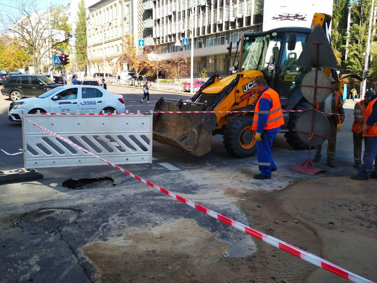 Центр Києва заливало окропом через прорив труби. Фото: КМДА