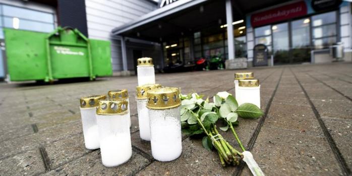 Лампадки и цветыу здания, где произошло нападение, фото: Vesa Moilanen/Lehtikuva
