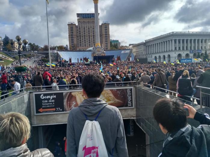 В Киеве на площади Независимости проходит вече "Остановим капитуляцию". Фото: Facebook / Lucy Zaglada