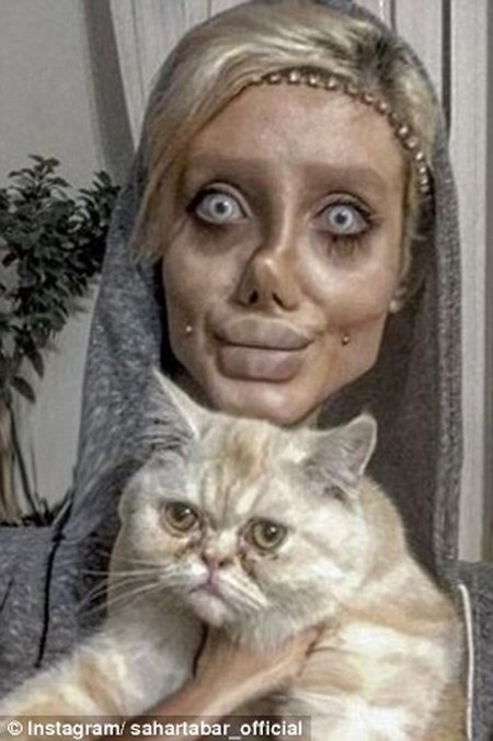В Ірані за богохульство заарештували «зомбі-двійника» Джолі, фото — Mirror