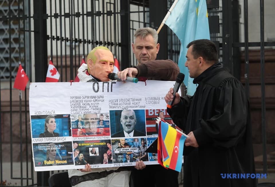 Новости Киева: Путина поздравили с днем ​​рождения судом под посольством РФ, фото — Укринформ